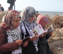 سلسلة بشرية للقراءة في غزة دعمًا لـانتفاضة القدس ‫(1)‬