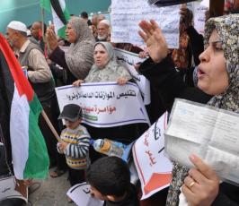 بالصور:احتجاج أمام مقر وكالة الغوث بغزة ضد تقليص الخدمات