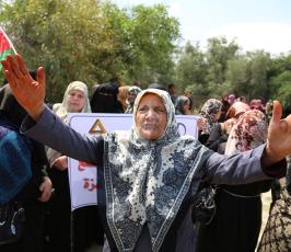وقفة لعمال غزة أمام معبر بيت حانون فى عيدهم للمطالبة بفرص عمل ‫(187140758)‬ ‫‬