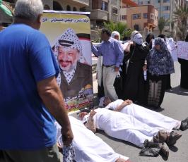 بالصور:لليوم الثالث: أهالي الشهداء يعتصمون أمام الفندق الذي يقيم فيه وفد المصالحة