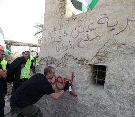 نشطاء فلسطينيون يقيمون قرية ‘عين حجلة‘ رفضاً لتهويد الاغوار