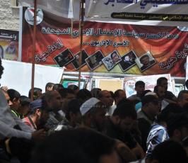 صلاة الجمعة أمام الصليب الأحمر