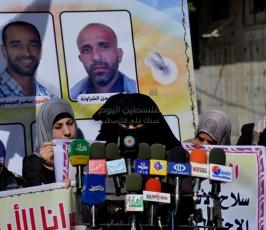 دائرة العمل النسائي تنظم وقفة تضامنية إسناداً للأسرى أمام مقر حقوق الانسان بغزة