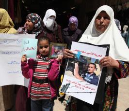 خاص فلسطين اليوم..أهالي الأسرى المعتقلين في سجون السلطة يعتصمون وسط رام الله للمطالبة بالإفراج عنهم