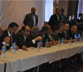 بالصور: اجتماع لوفدي المصالحة في ... غزة
