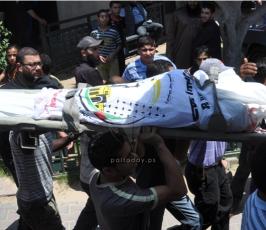جماهير غفيرة تشيع جثماني شهيدي وسط قطاع غزة