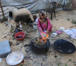 سيدة فلسطينية من منطقة الزنة شرق خانيونس تلجأ الى الخبز على الافران القديمة  ‫(1)‬ ‫‬