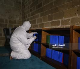 تعقيم المساجد كإجراء وقائي لطمأنة المصلين يوم الج (33).JPG