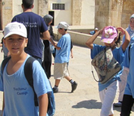 مئات أطفال المخيمات الصيفية يتدفقون على المسجد الأقصى