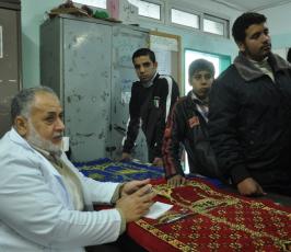 ضمن حملة "مودة" منتدى الطبيب الفلسطيني يقدم خدمات طبية للمتضررين بمراكز الإيواء جراء المنخفض بغزة