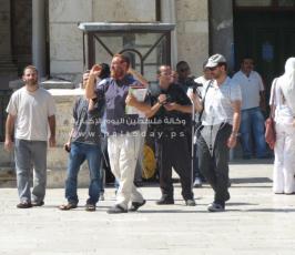 طواقم إعلامية وجماعات يهودية متطرفة تقتحم المسجد الأقصى