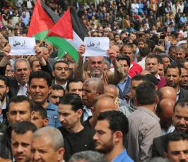 مسيرة حاشدة لموظفين السلطة ‫(1)‬ ‫‬