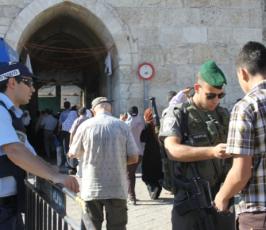 تدفق عشرات الالاف من المصلين على القدس القديمة لاداء صلاة الجمعة