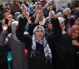 بالصور:جماهير غفيرة تشيع شهيدي الغارة الصهيونية على بلدة بيت حانون