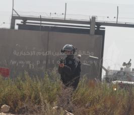 قوات الاحتلال تقمع مسيرة بلعين الأسبوعية المنددة ببناء الجدار الفاصل