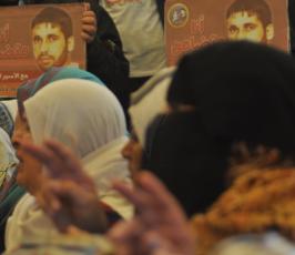بالصور:عدسة "فلسطين اليوم" تنضم لاعتصام أهالي الأسرى أمام مقر الصليب