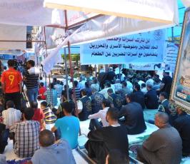 الجهاد تقيم صلاة الجمعة أمام مقر الصليب الأحمر بمدينة غزة