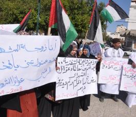 بالصور وقفة لاهالى الشهداء المقطوعة رواتبهم بحرب2008-2009