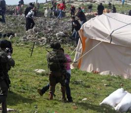 خاص فلسطين اليوم.اعتقالات وإصابات بالاختناق في "المناطير" قرب نابلس