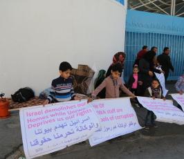 مواطنون يتظاهرون أمام مقرالأونروا ‫(1)‬ ‫‬