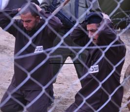 عرض يحاكي معاناة الاسرى بالسجون
