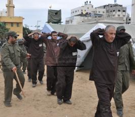 عرض يحاكي معاناة الاسرى بالسجون