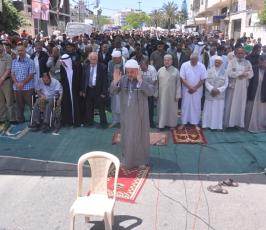 بالصور:واعد تقيم صلاة الجمعة أمام مقر الصليب الاحمر دعما لإضراب الاسرى الإداريين