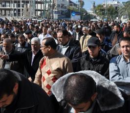حركة الجهاد تقيم صلاة الجمعة أمام الصليب الأحمر اسنادا للأسرى