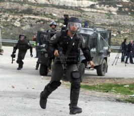 خاص فلسطين اليوم..إصابة المئات بالرصاص والإختناق أمام سجن "عوفر" قرب رام الله