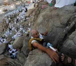 حجاج بيت الله الحرام على جبل عرفات ‫(1)‬