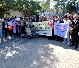 وقفة تضامنية تنديداً باعتداء قوات الاحتلال على مراكز حقوقية بالضفة المحتلة