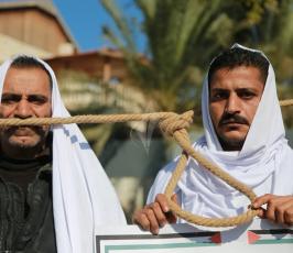 أهالي الشهداء يعلقون أنفسهم بمشانق  ‫(1)‬