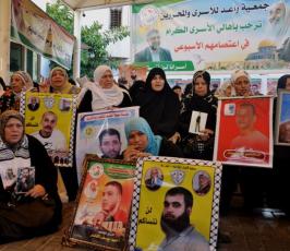 اليوم الأول بعد العدوان.. أهالي الأسرى يواصلون الاعتصام في الصليب الأحمر