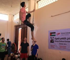 غزيون يتدربون على فنون السيرك ‫(1)‬ ‫‬