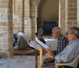 غزيون يقرأون القران الكريم في المسجد العمري الكبير فى اول ايام رمضان  ‫(1)‬