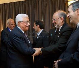 الرئيس الفلسطيني محمود عباس يلتقي بالرئيس الإيراني أحمدي نجاد بالقاهرة