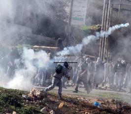 خاص فلسطين اليوم..إصابة المئات بالرصاص والإختناق أمام سجن "عوفر" قرب رام الله