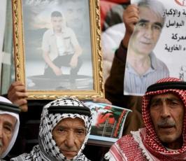 شباب وشيوخ وأطفال فلسطين يعتصمون تضامناً مع خضر عدنان