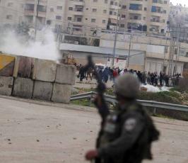 خاص فلسطين اليوم...مواجهات وإصابات أمام سجن "عوفر" غربي رام الله