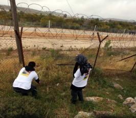 نشطاء فلسطينيون يقطعون أجزاء من معتقل عوفر غربي رام الله