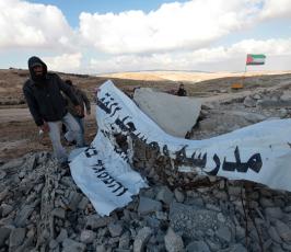 نشطاء سلام اجانب وفلسطينيون يزيلون ركام مسجد خربة المفقرة الذي هدمه الاحتلال