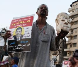 المصريون يواصلون الاحتجاج بميدان التحرير لتسليم السلطة للرئيس مرسى