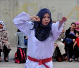 بالصور:الجنس اللطيف في غزة يمارسون رياضة الكاراتيه
