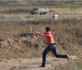 بالصور:مواجهات بين الشبان الفلسطينيين و قوات الإحتلال شرق جباليا