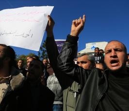 اعتصام لموظفي قطاع غزة في ساحة الجندي  ‫(38273541)‬ ‫‬