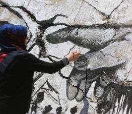 جدارية فنية لاتحاد الإذاعات على أنقاض البيوت المهدمة بحي التفاح ‫(30111132)‬ ‫‬