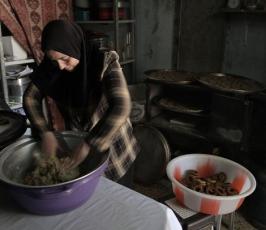 أهالى غزة يبدئون بصناعة كعك العيد