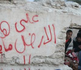 نشطاء فلسطينيون يقيمون قرية ‘عين حجلة‘ رفضاً لتهويد الاغوار
