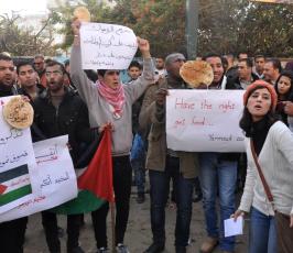 وقفة تضامنية بغزة مع اللاجئين الفلسطينيين في مخيم اليرموك في سوريا