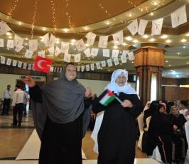 الهيئة الخيرية لإغاثة الشعب الفلسطيني تزف 50 عريس وعروس في حفل جماعي بغزة